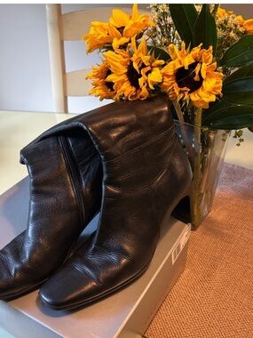 Nine West Black Leather Ankle Booties with Side Zip
